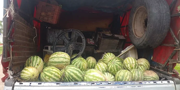 Retienen vehículo que compraba chatarra y vendía alimentos